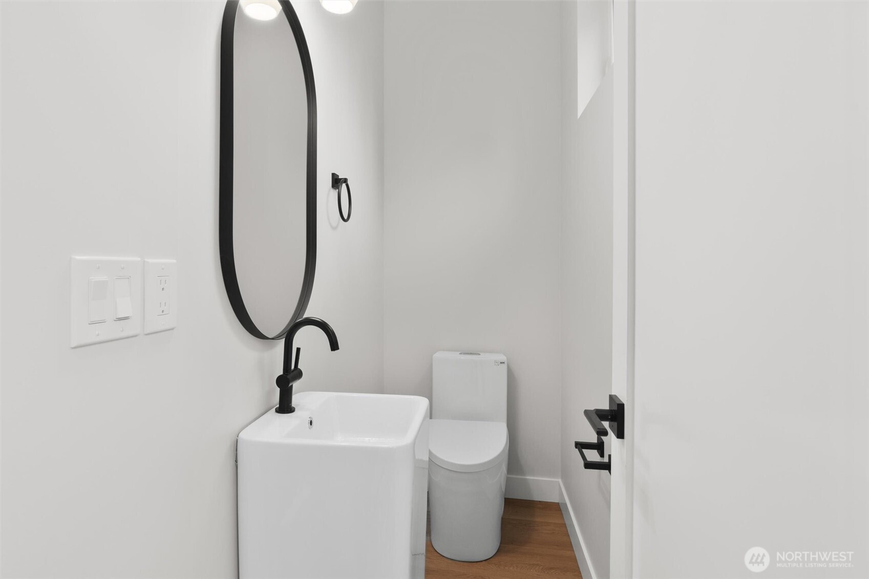 14308 Roslyn Place N, Seattle, WA 98133