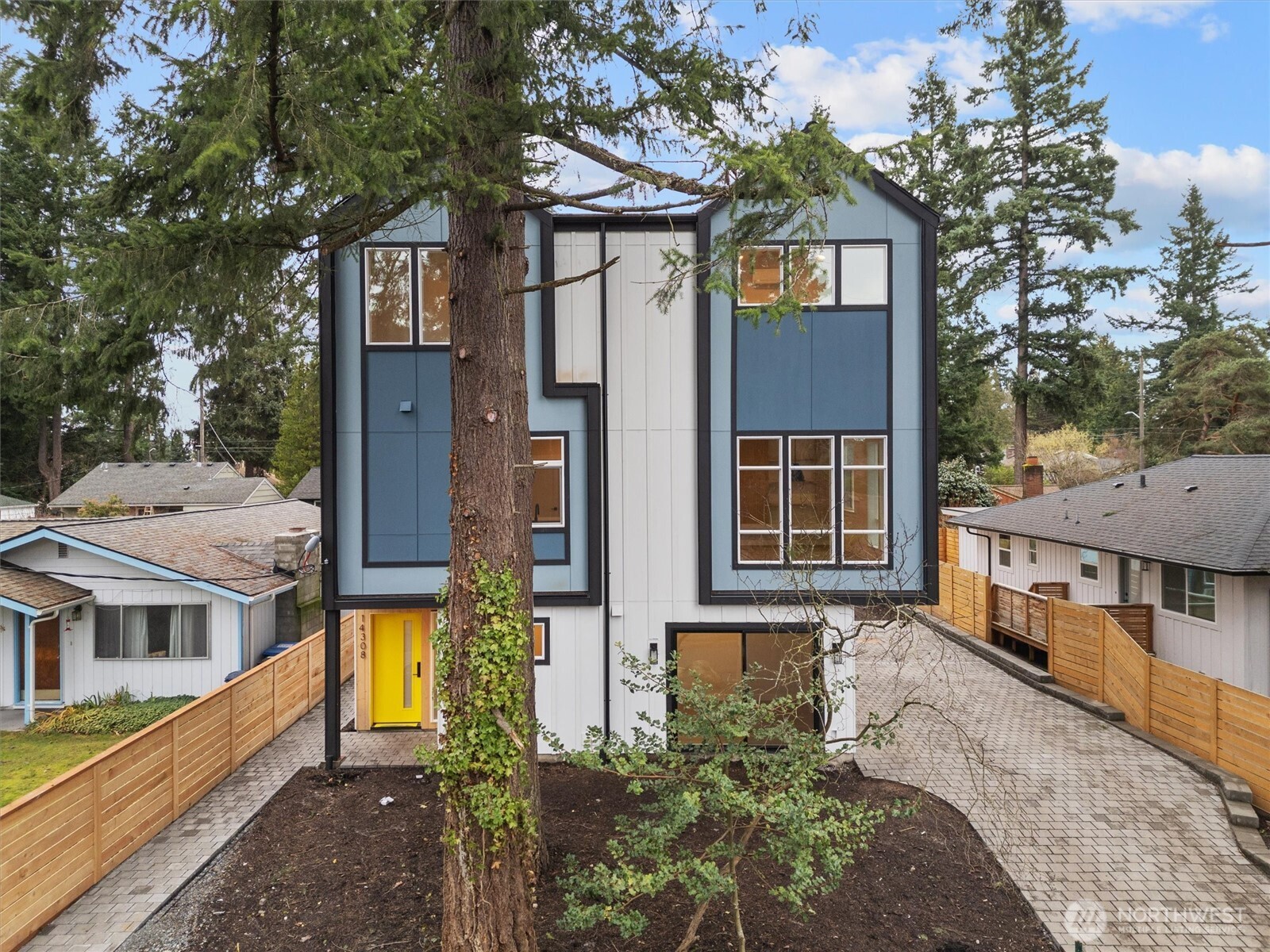 14308 Roslyn Place N, Seattle, WA 98133