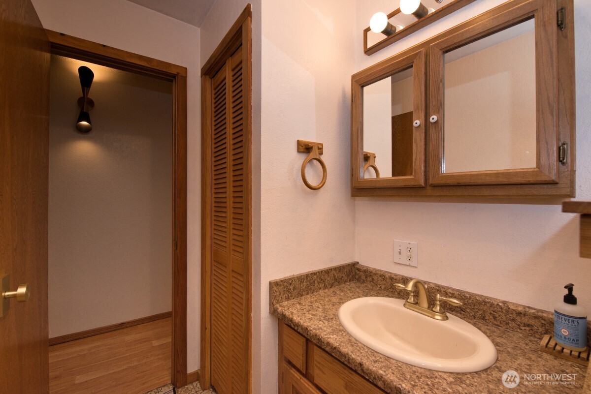 2041 Ptarmigan Lane NW, Poulsbo, WA 98370