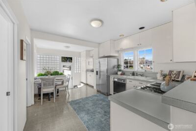 8007 Fremont Avenue N, Seattle, WA 98103 - Photo 11