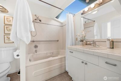 8007 Fremont Avenue N, Seattle, WA 98103 - Photo 17