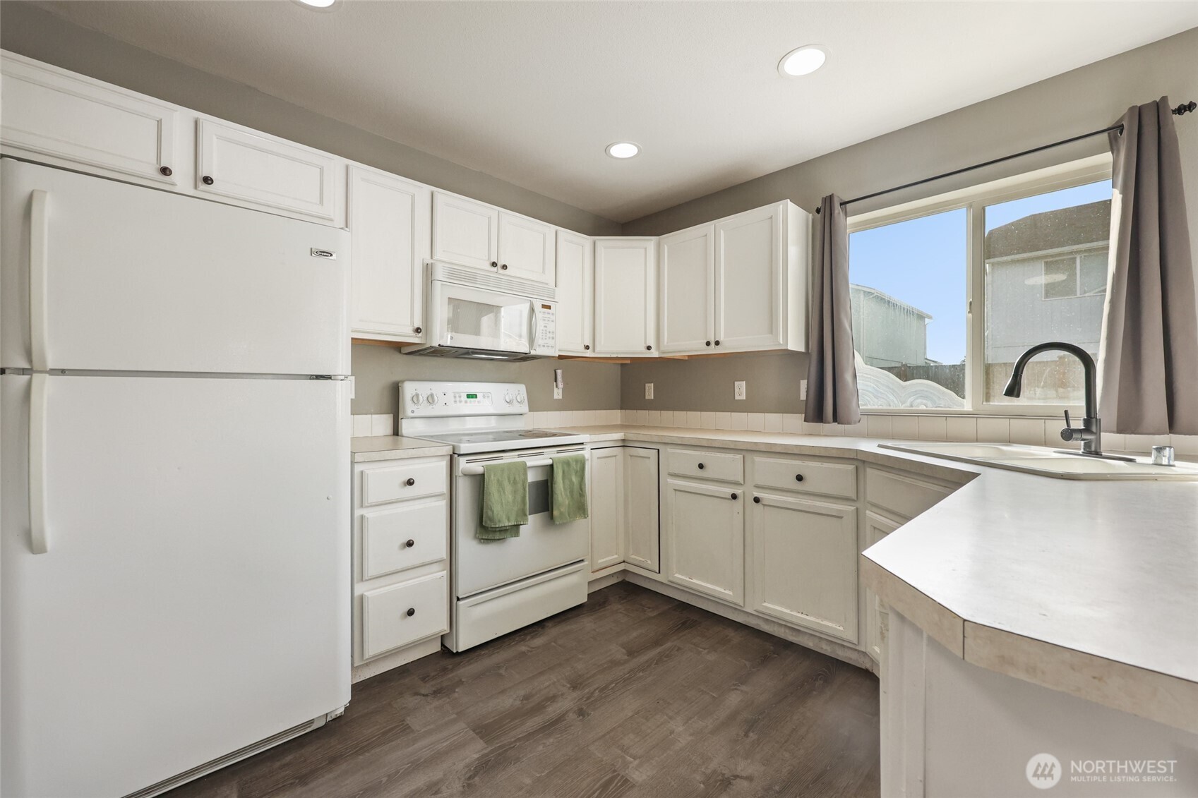 9826 Greenleaf Loop SE, Yelm, WA 98597-8818