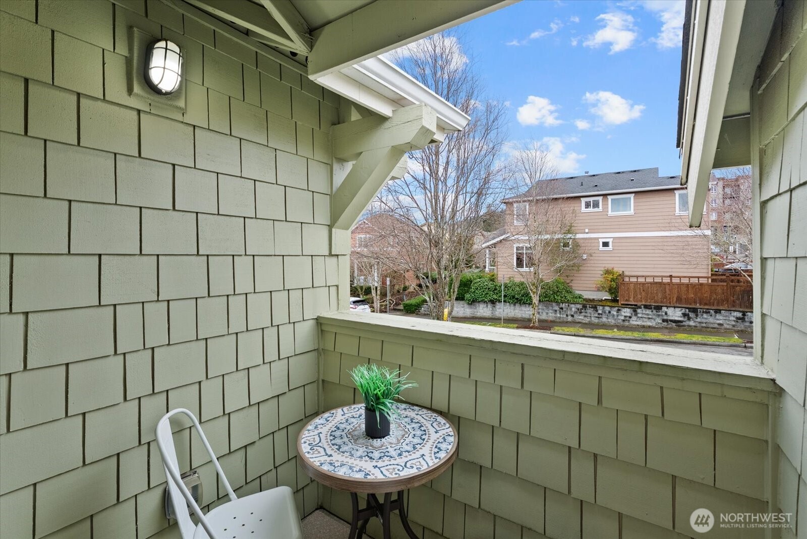 1905 24th Avenue NE #202, Issaquah, WA 98029