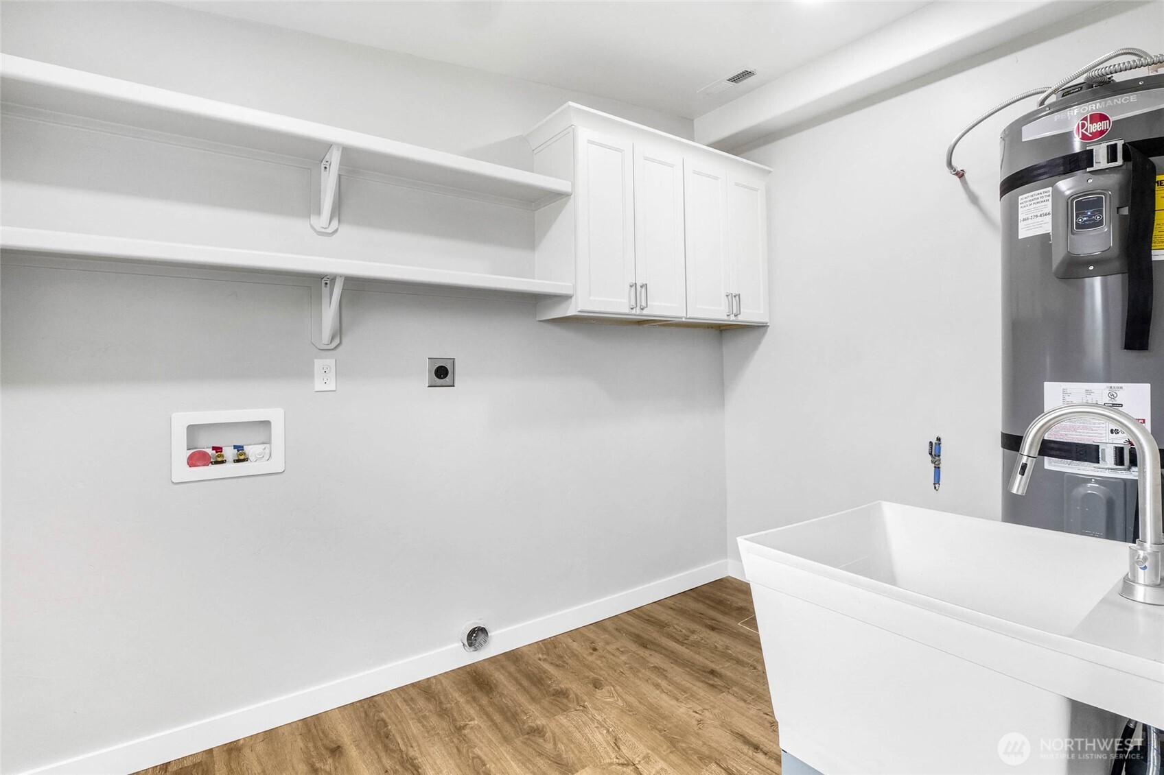 3120 W Lakeside Drive , Moses Lake, WA 98837