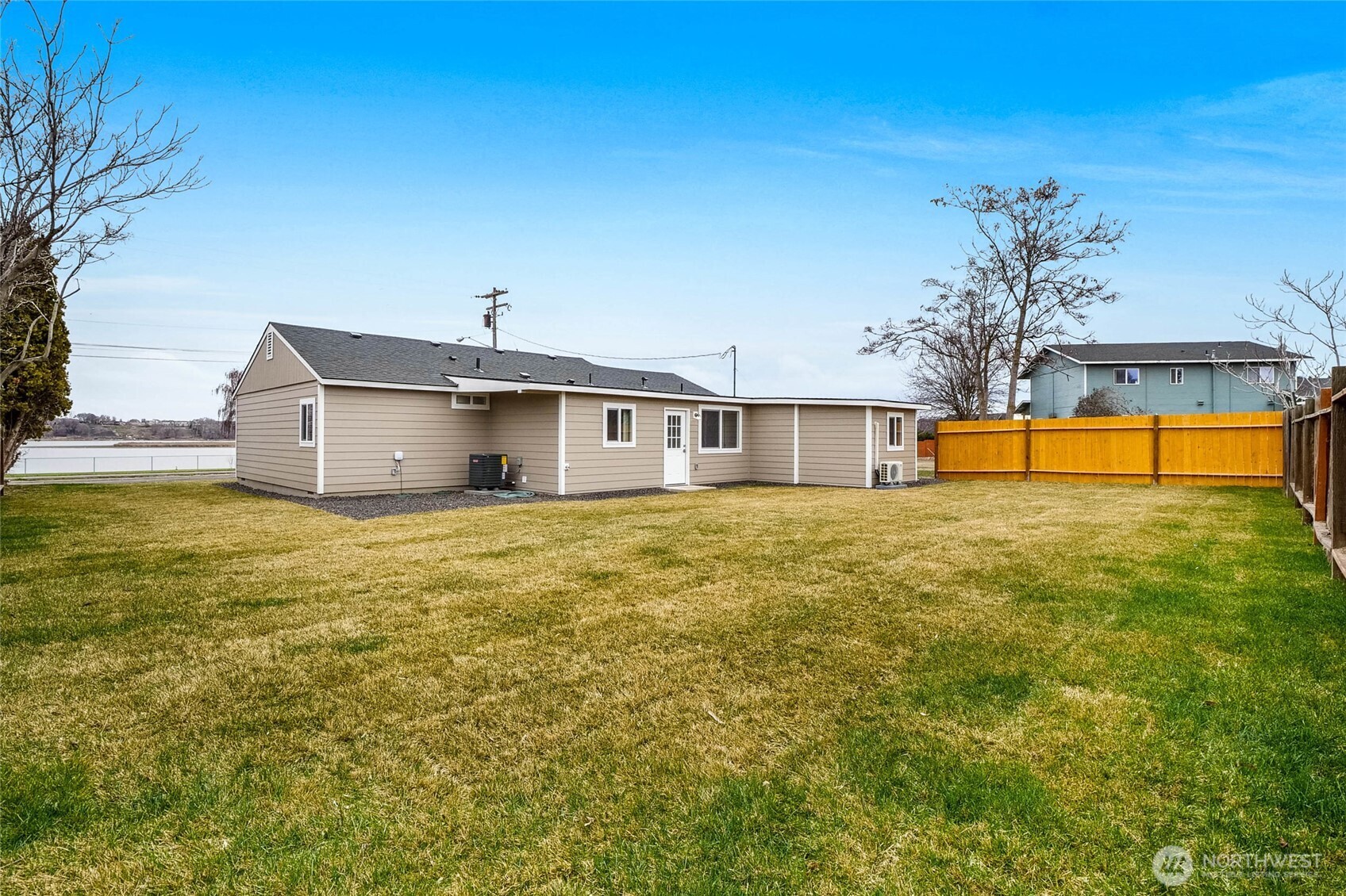 3120 W Lakeside Drive , Moses Lake, WA 98837