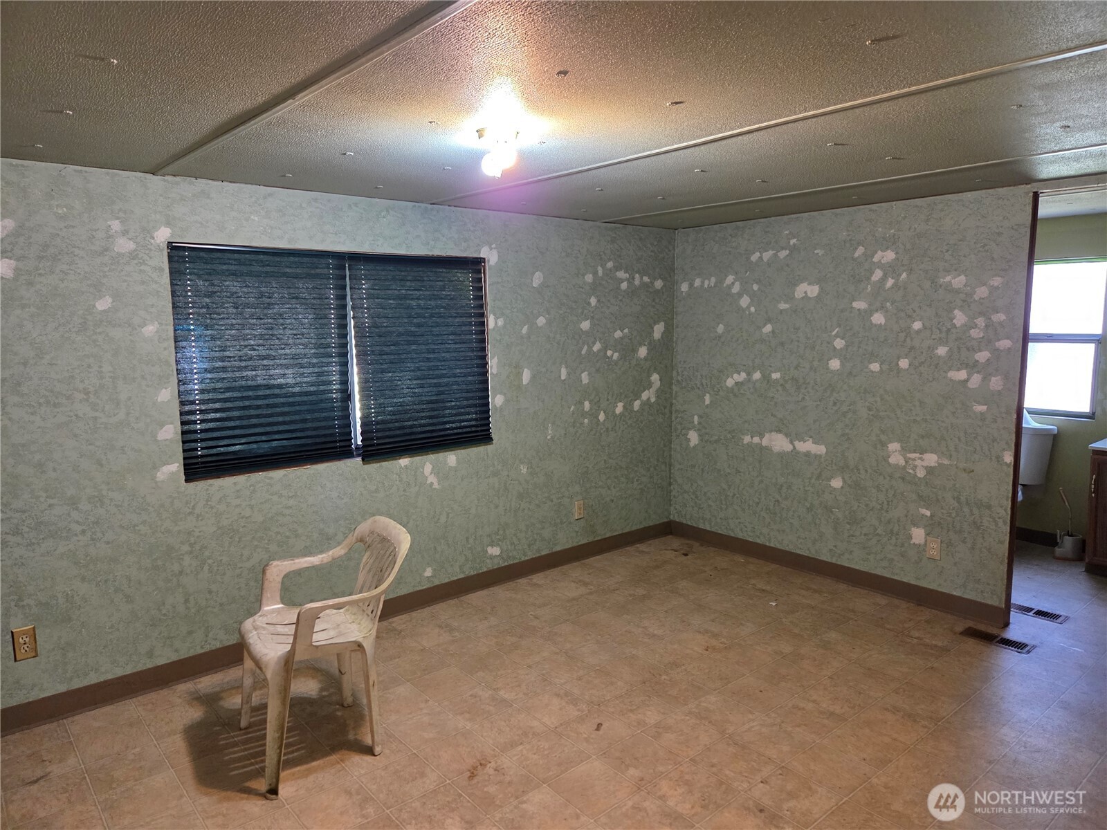 208 Burma Road , Castle Rock, WA 98611