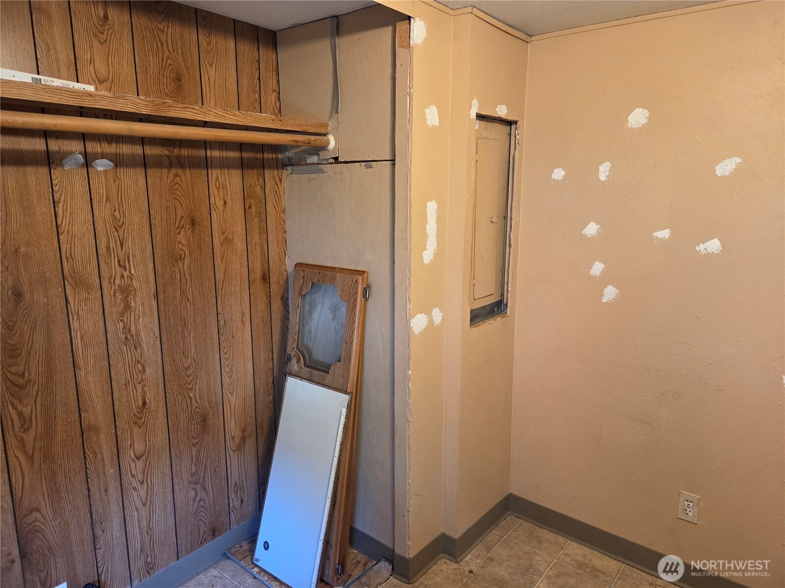 208 Burma Road , Castle Rock, WA 98611