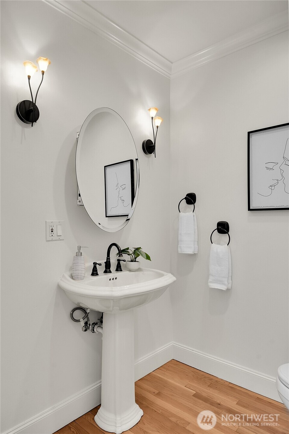 922 Nob Hill Avenue N, Seattle, WA 98109