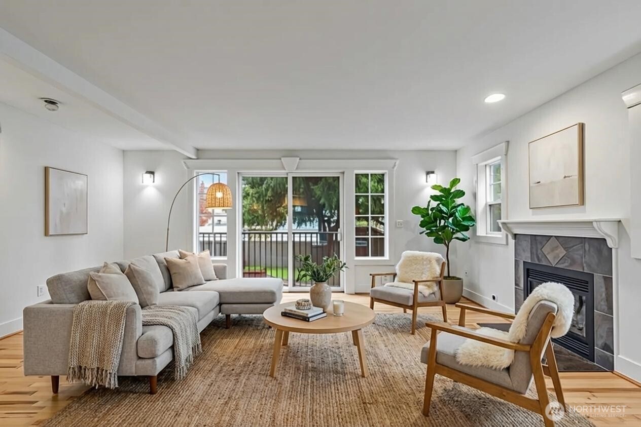 910 N 74th Street , Seattle, WA 98103