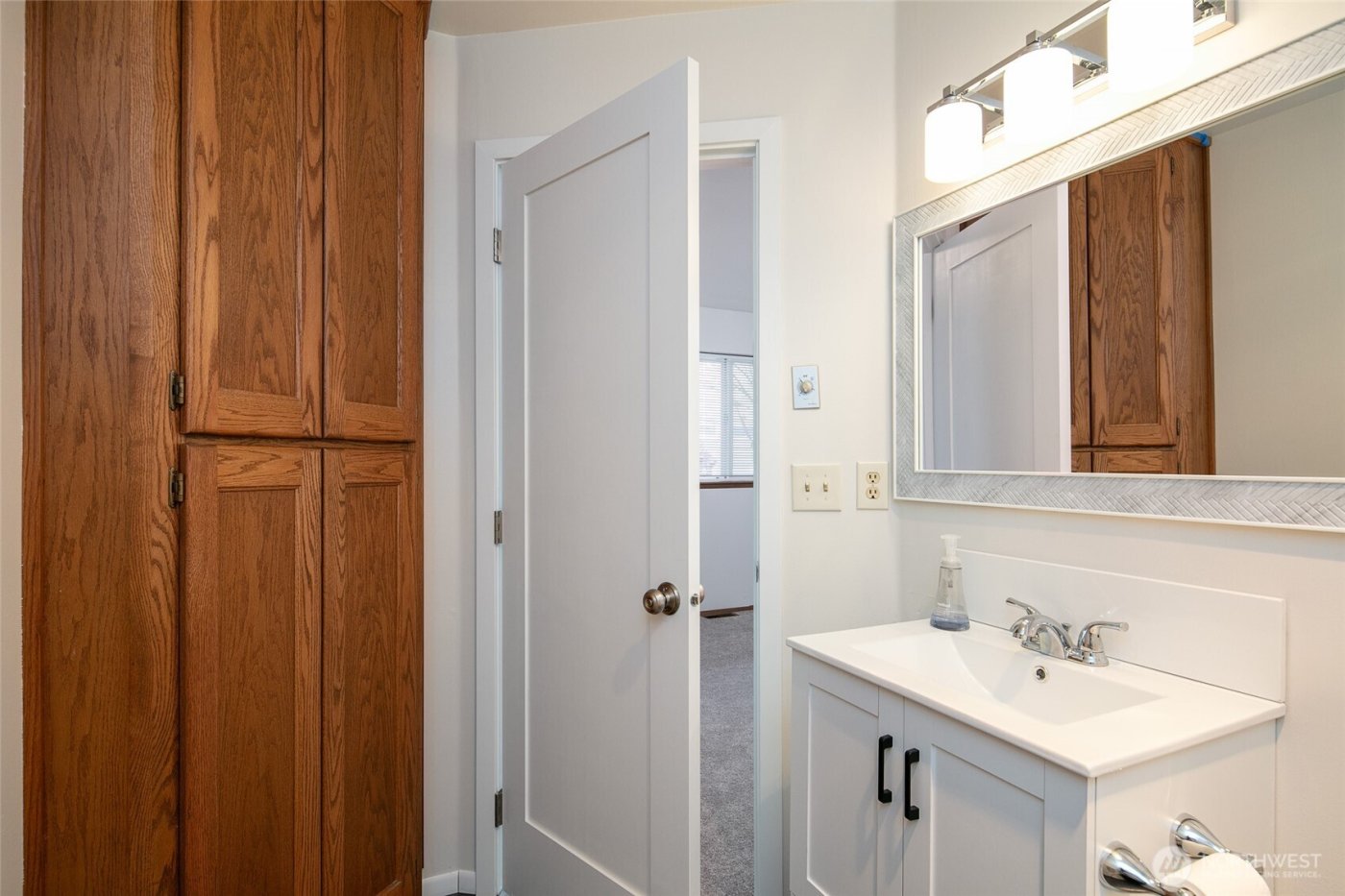 9741 Woodlawn Avenue N, Seattle, WA 98103