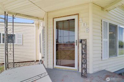 108 2nd Street SE, Rainier, WA 98576 - Photo 2