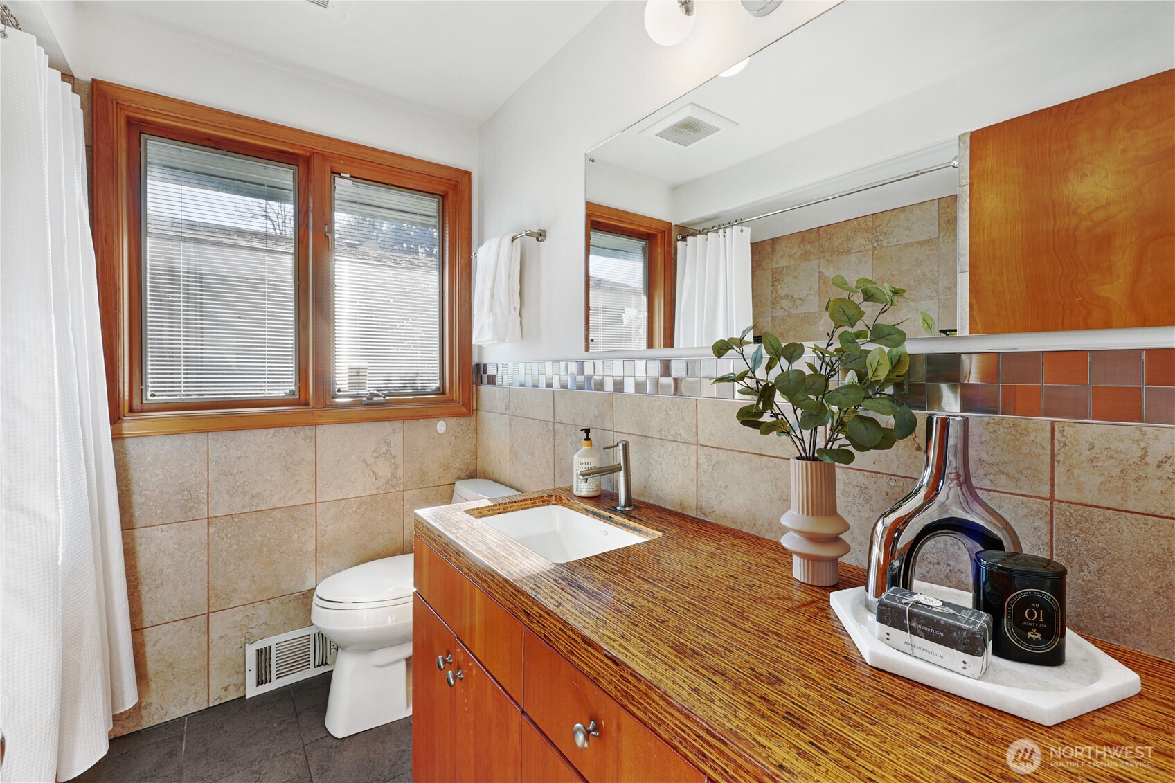 839 W Etruria Street , Seattle, WA 98119