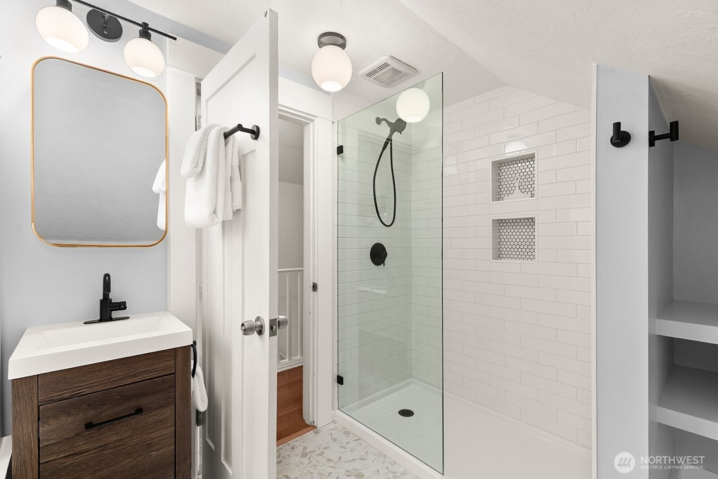 4207 SW Manning St , Seattle, WA 98116