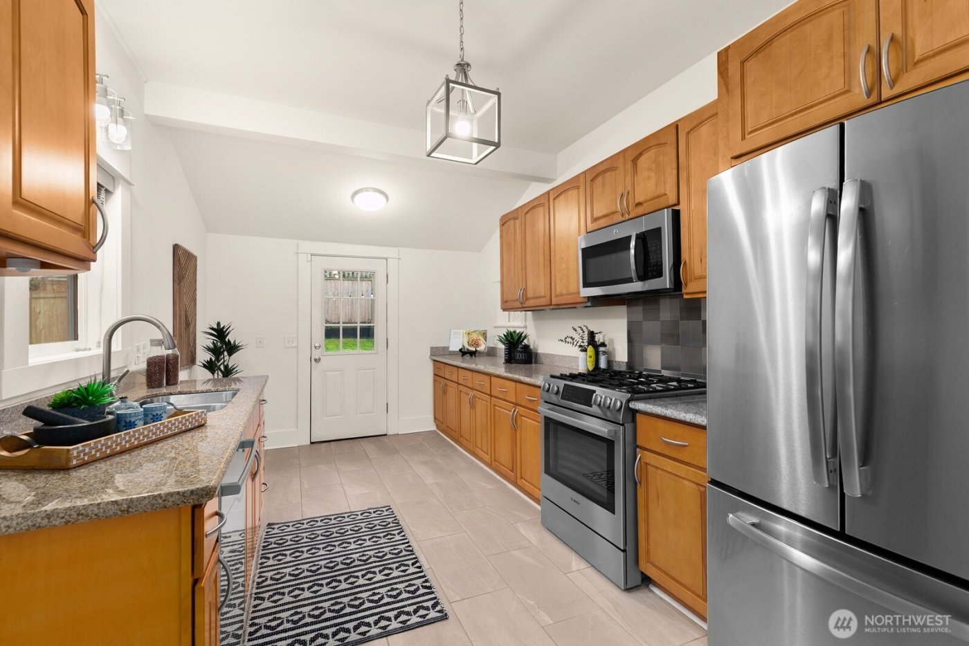 4207 SW Manning St , Seattle, WA 98116