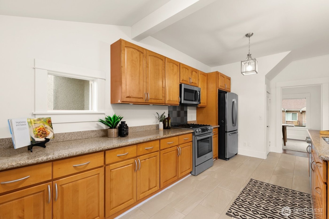 4207 SW Manning St , Seattle, WA 98116