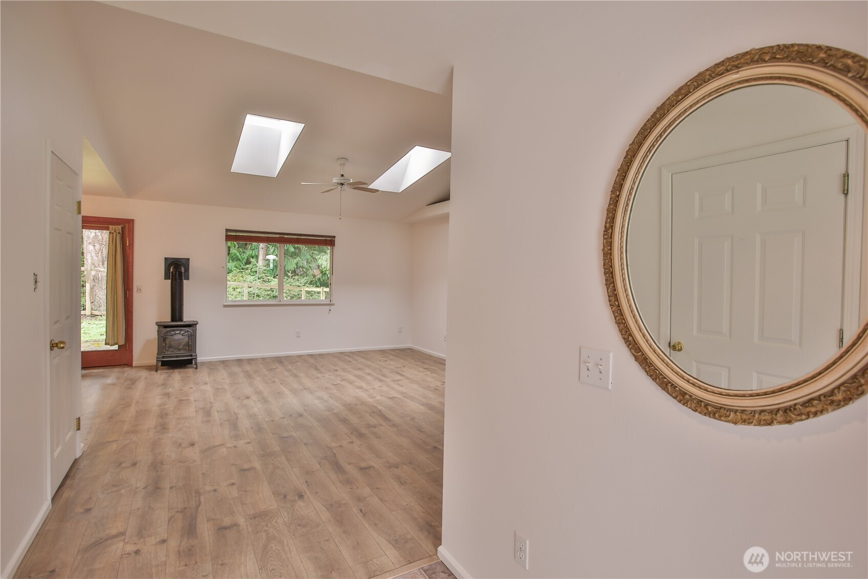 7847 Blakely Avenue , Clinton, WA 98236