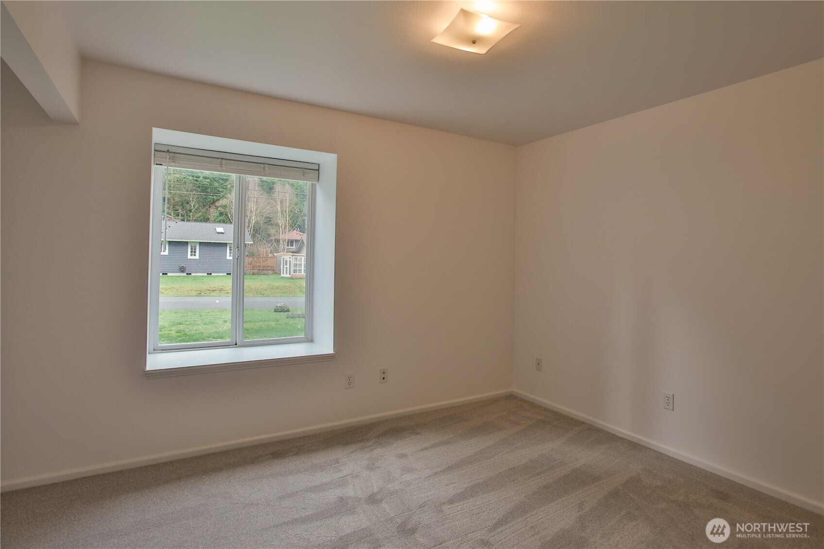 7847 Blakely Avenue , Clinton, WA 98236