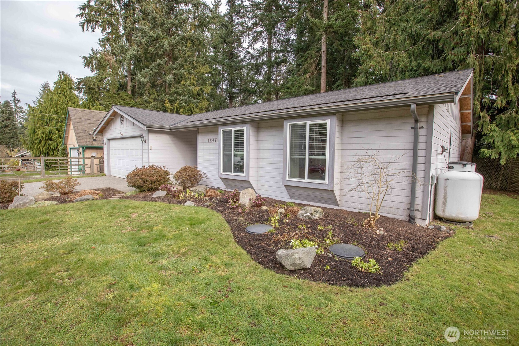 7847 Blakely Avenue , Clinton, WA 98236