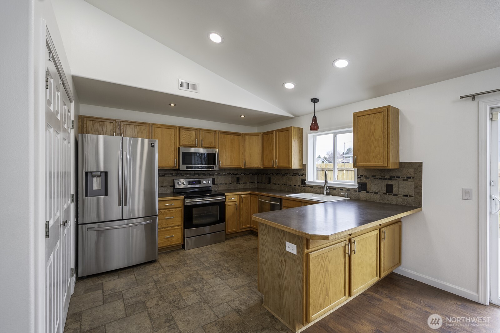 1401 S Hamilton Road , Moses Lake, WA 98837