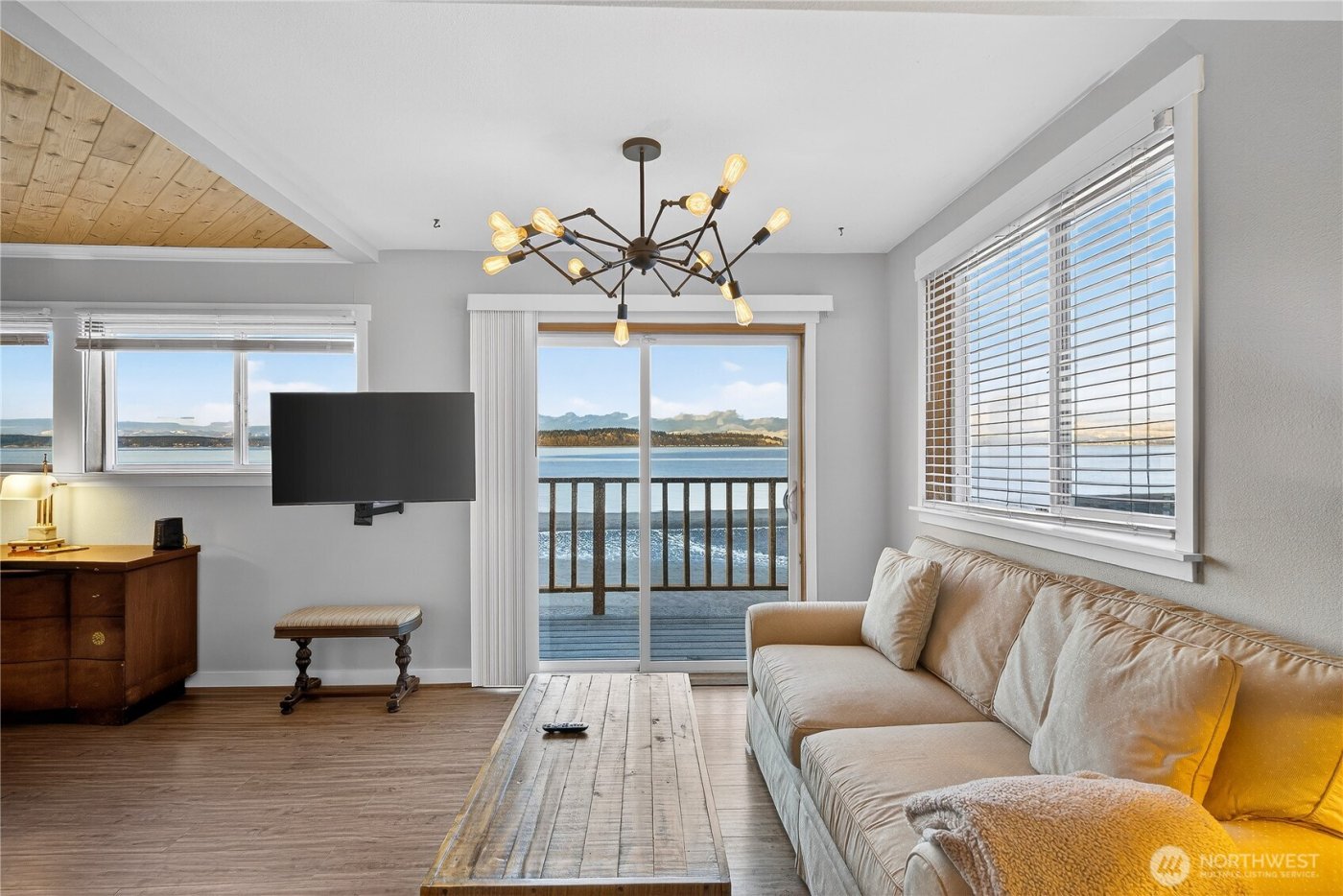 5972 Hastings Road , Clinton, WA 98236