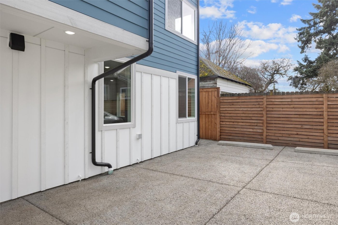 503 NE 42nd Street , Seattle, WA 98105