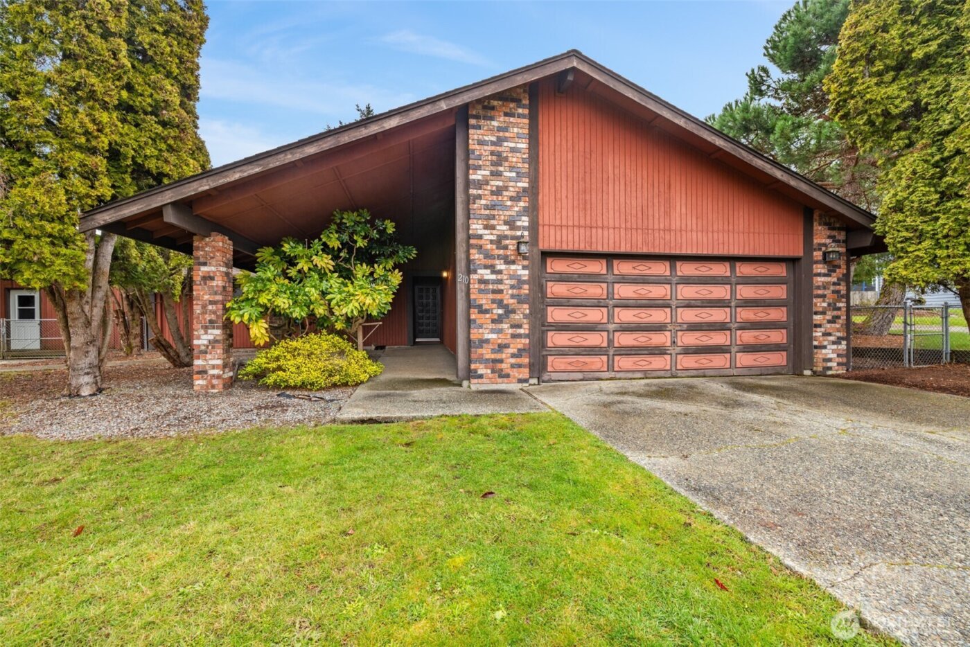 210 E Hawthorne Place , Port Angeles, WA 98362