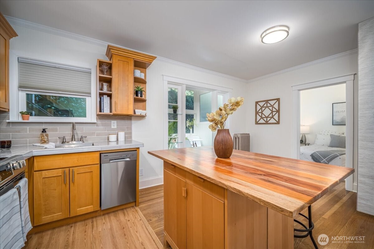 1310 Queen Anne Avenue N #15, Seattle, WA 98109