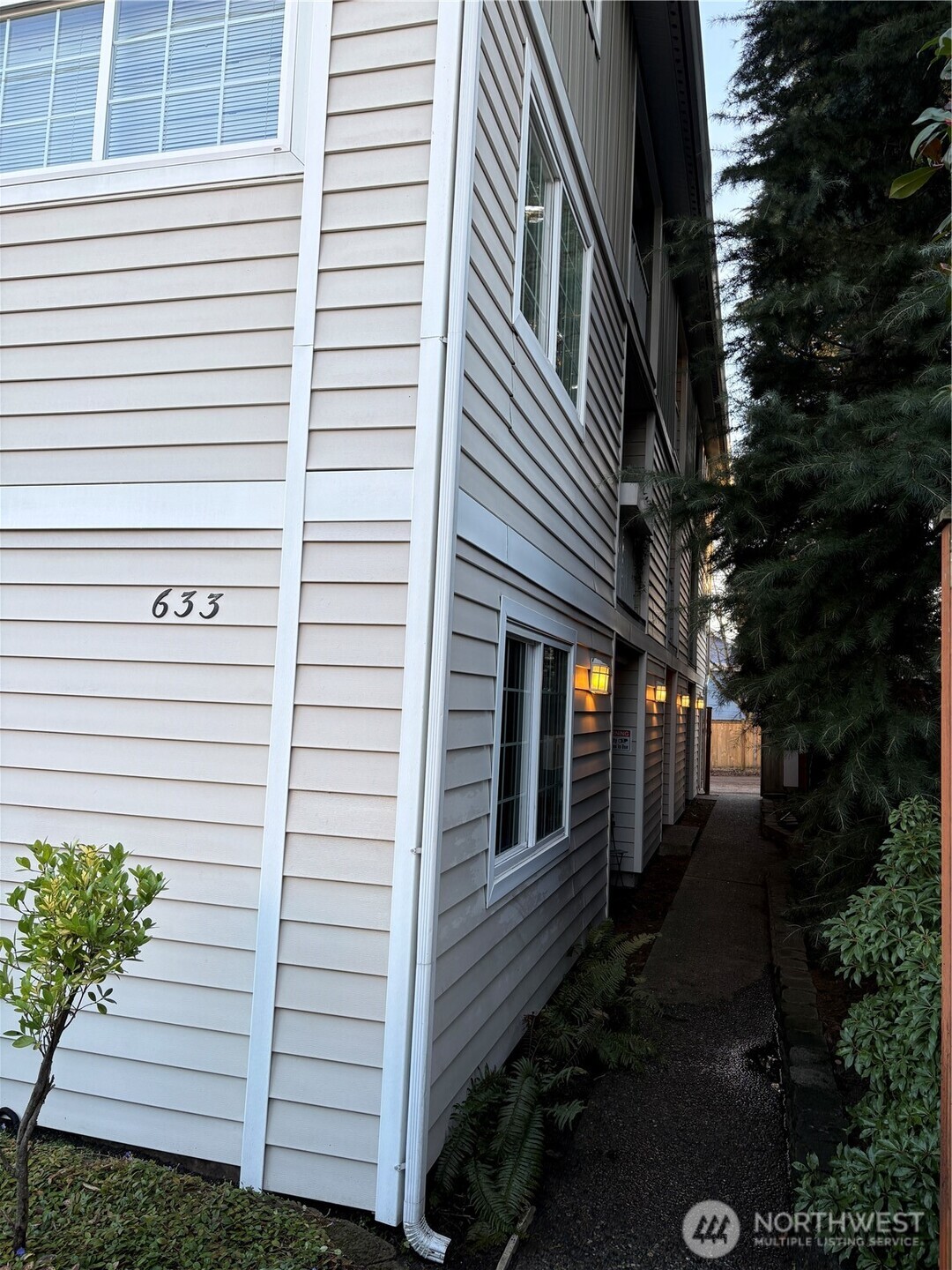 633 NW 85th Street #102, Seattle, WA 98117