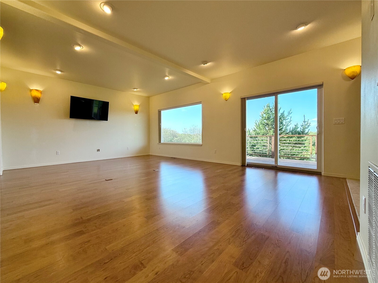 317 Sand Dune Avenue SW, Ocean Shores, WA 98569