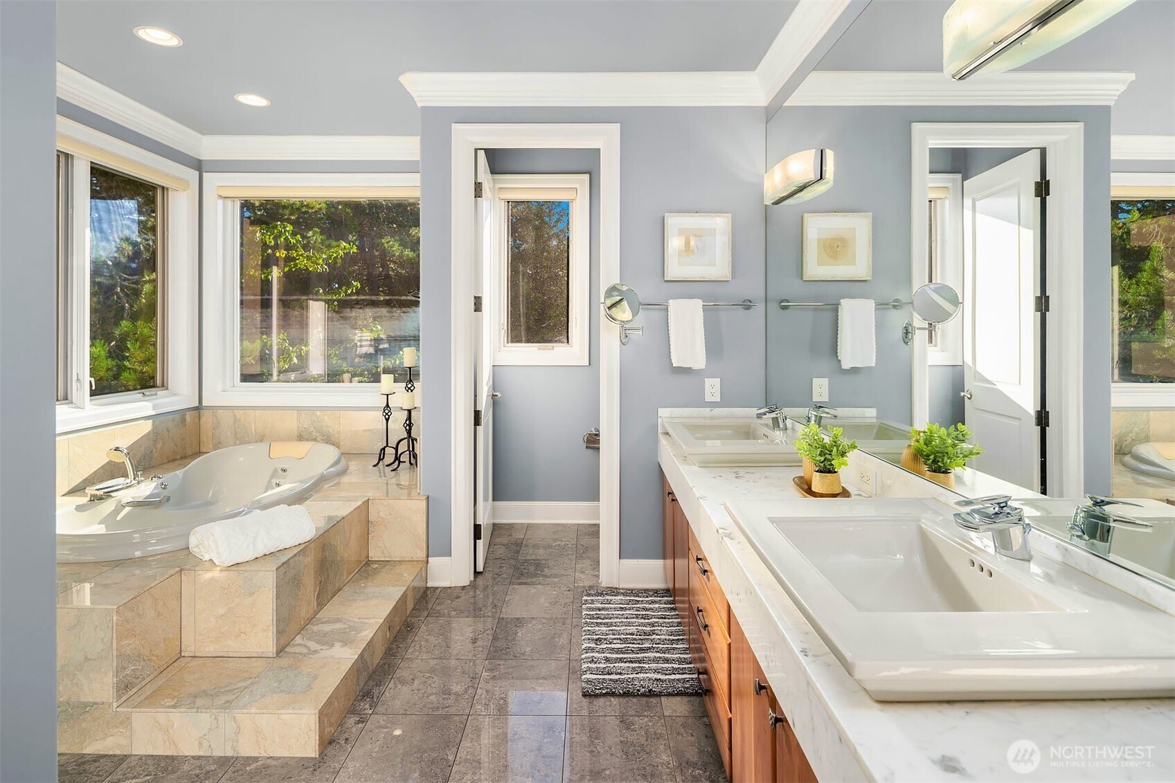 2 Crescent Key SE, Bellevue, WA 98006