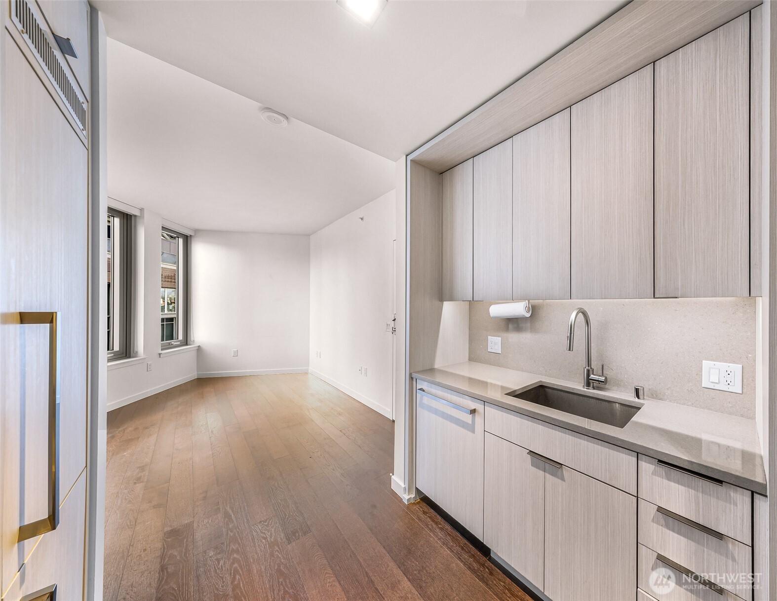 590 1st Avenue S #810, Seattle, WA 98104