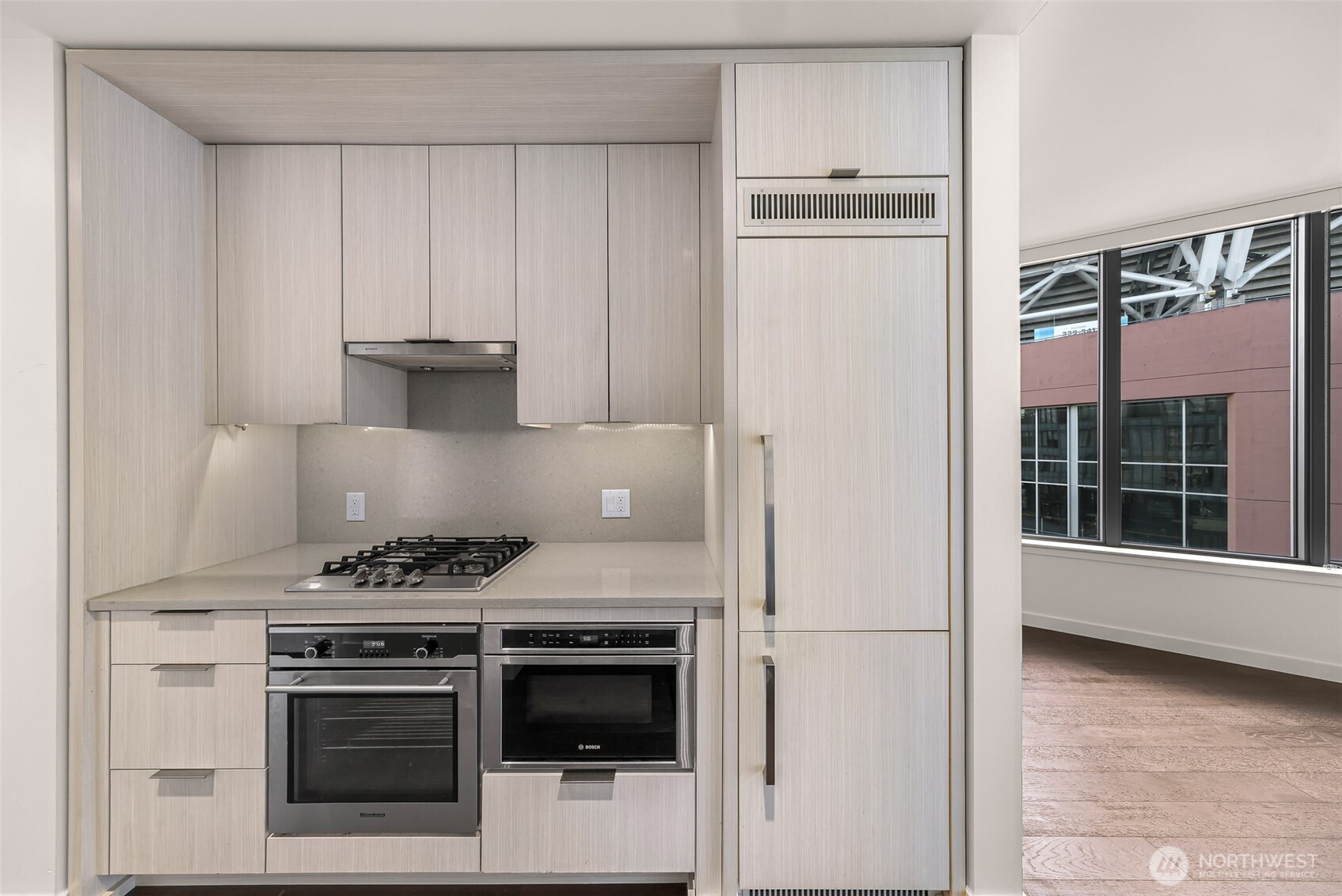 590 1st Avenue S #810, Seattle, WA 98104