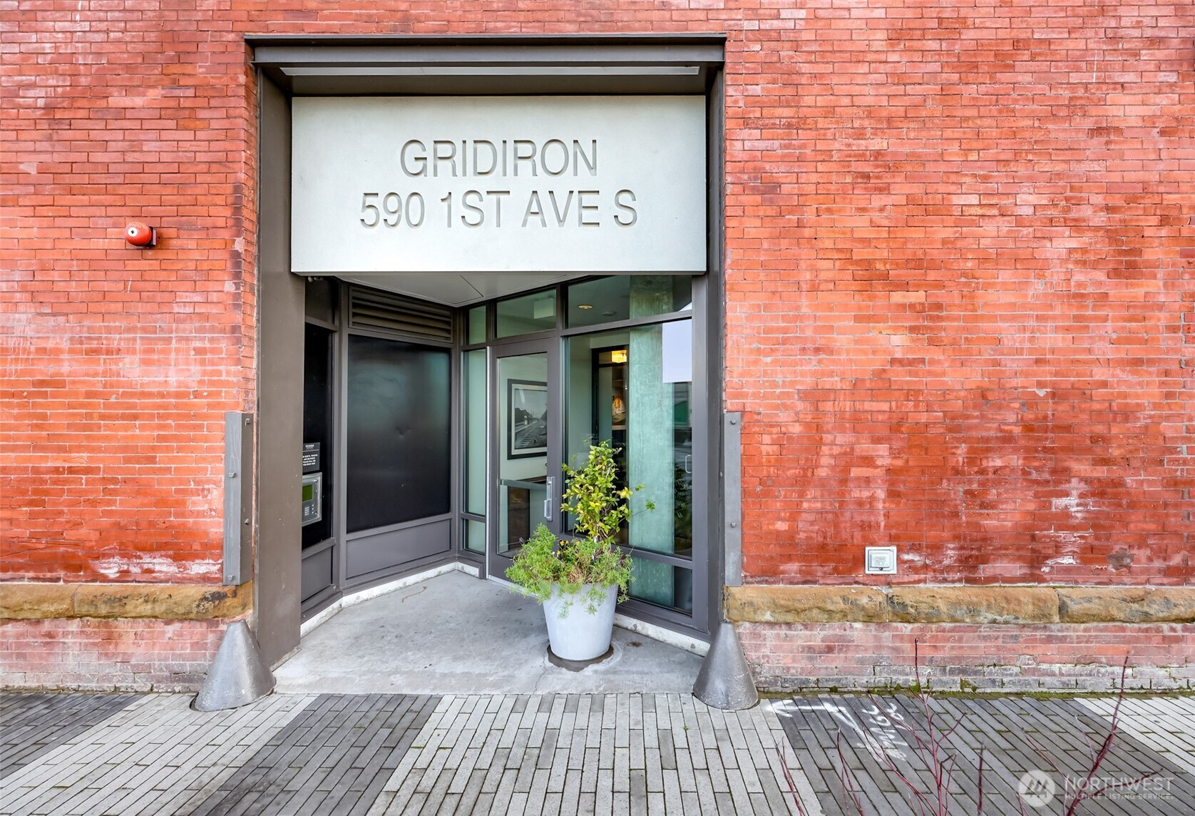 590 1st Avenue S #810, Seattle, WA 98104