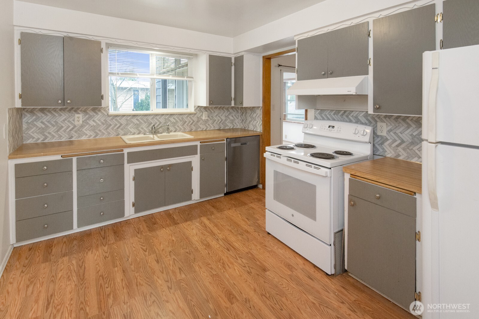 2230 Mountain View Avenue W, Tacoma, WA 98466