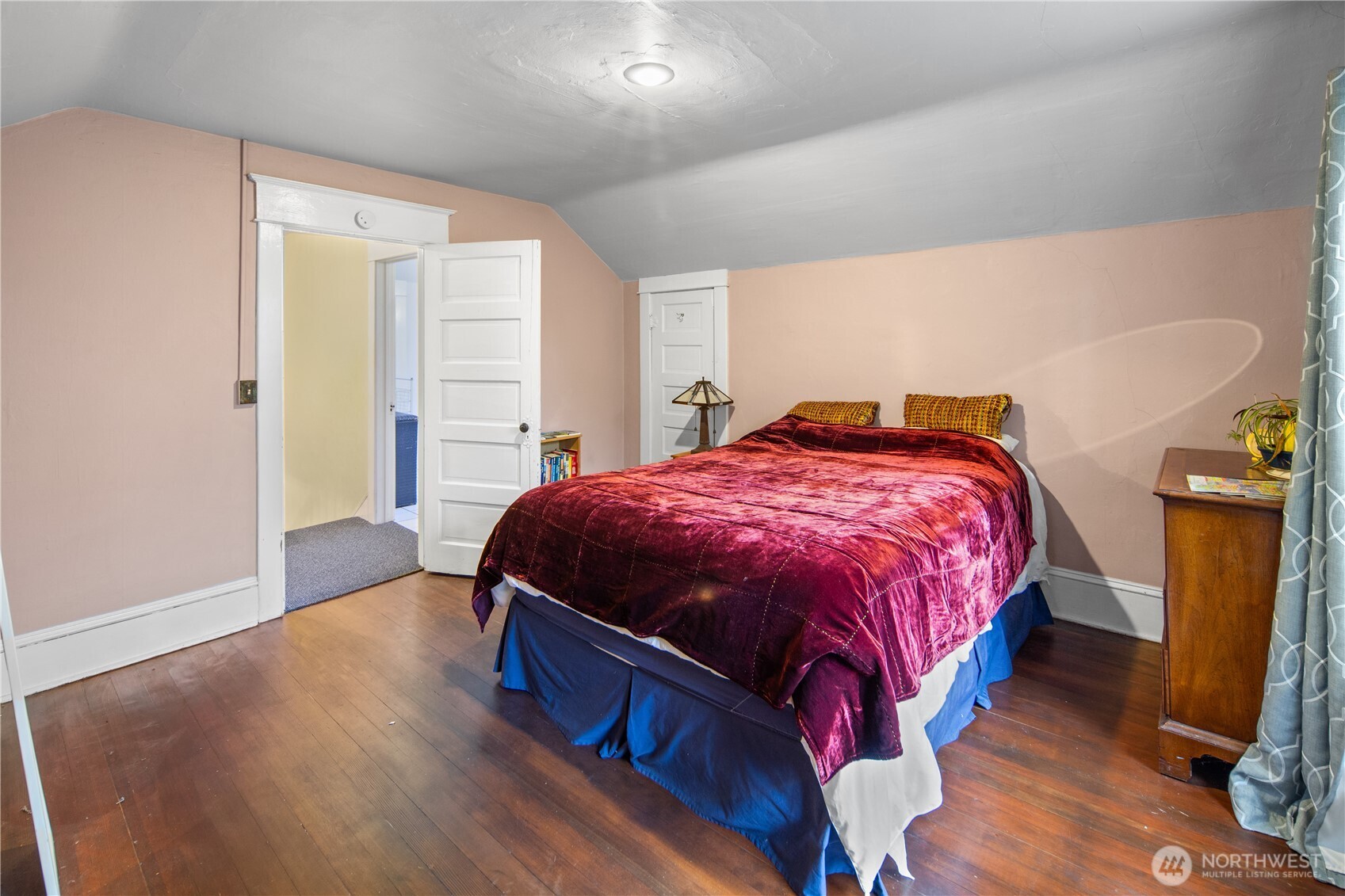 4616 Meridian Avenue N, Seattle, WA 98103-6936