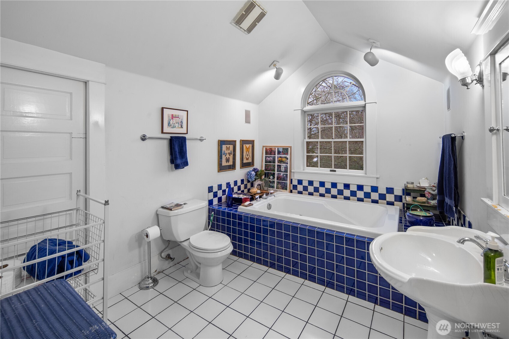 4616 Meridian Avenue N, Seattle, WA 98103-6936