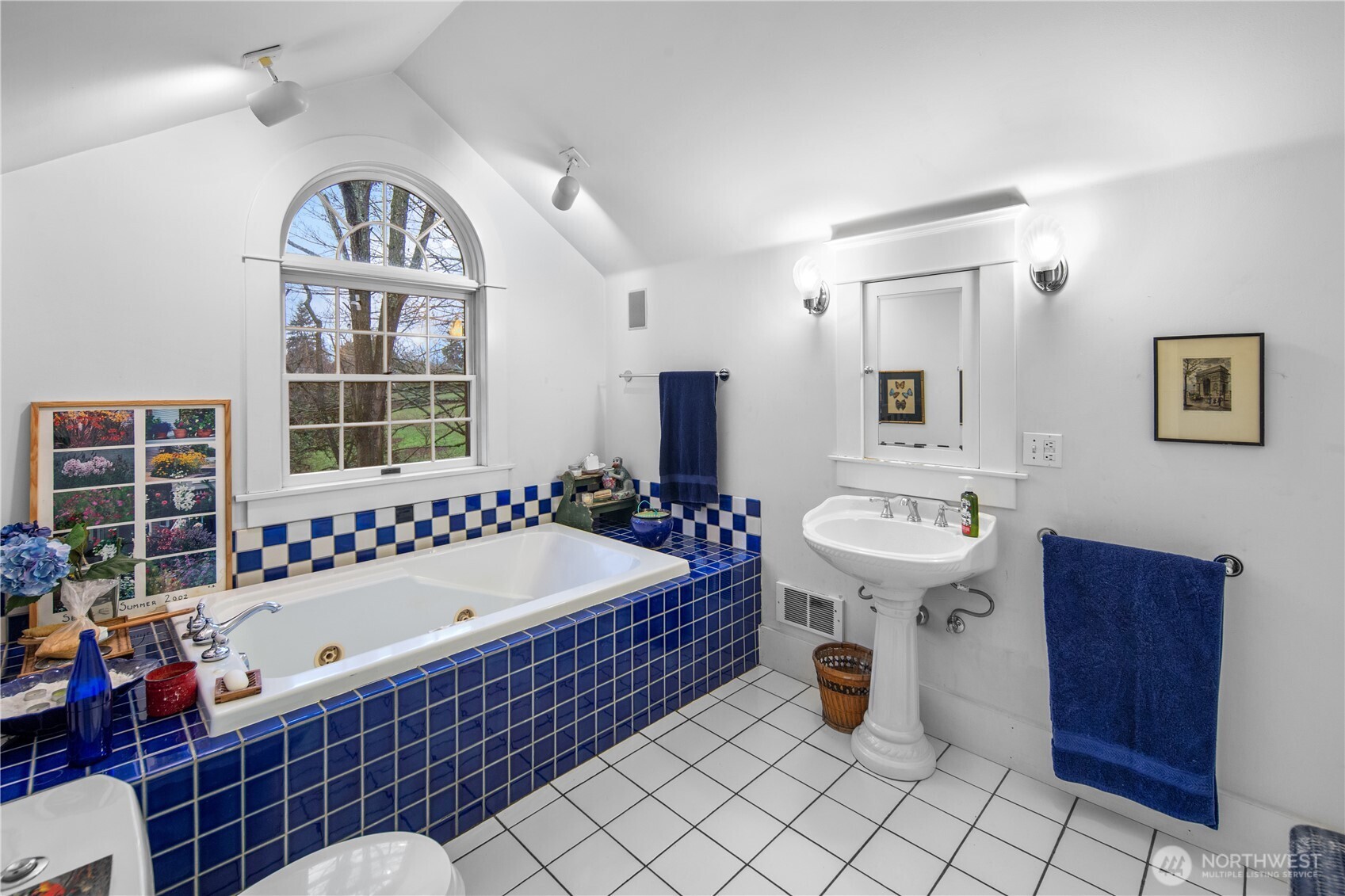 4616 Meridian Avenue N, Seattle, WA 98103-6936