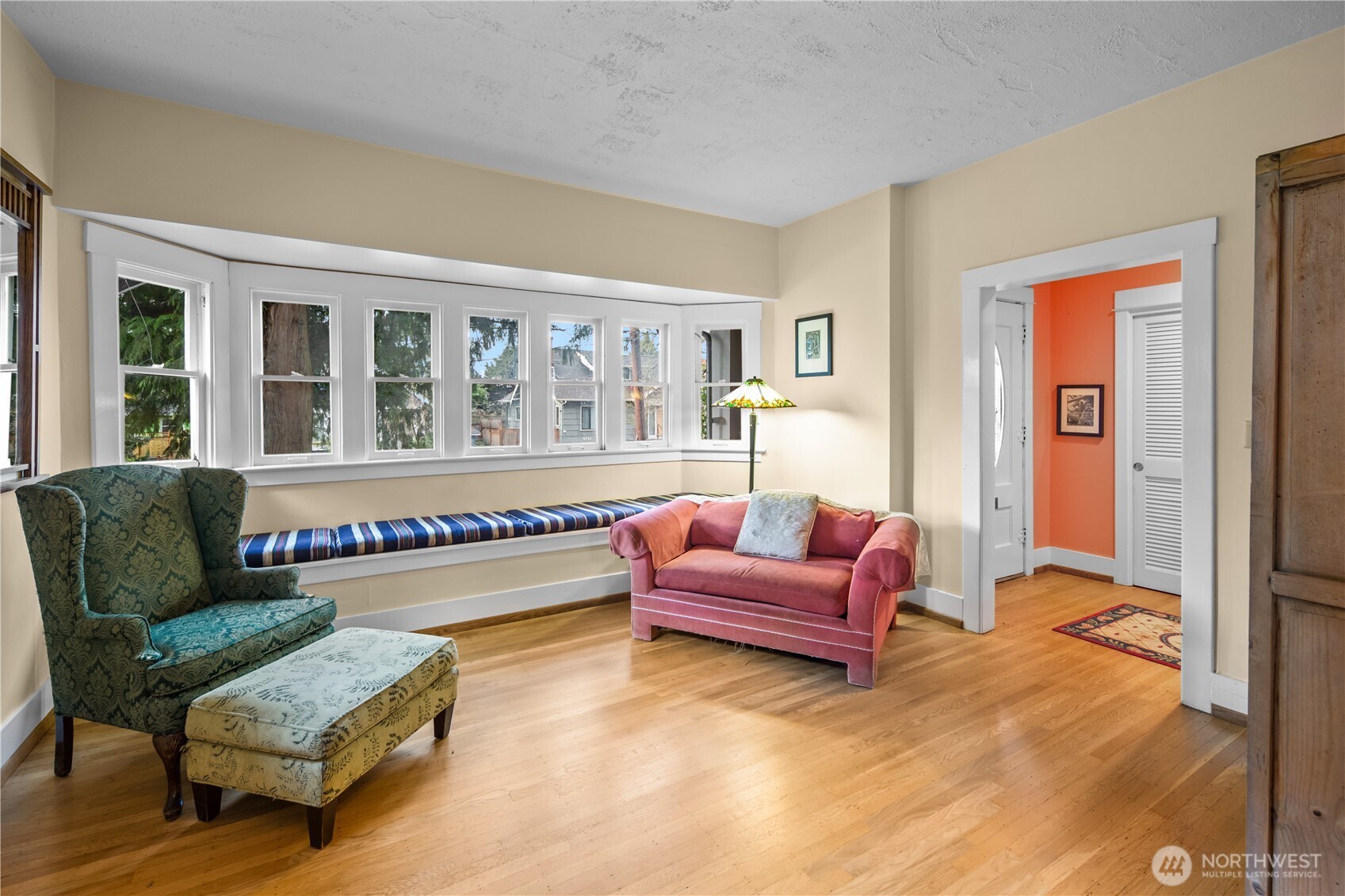 4616 Meridian Avenue N, Seattle, WA 98103-6936