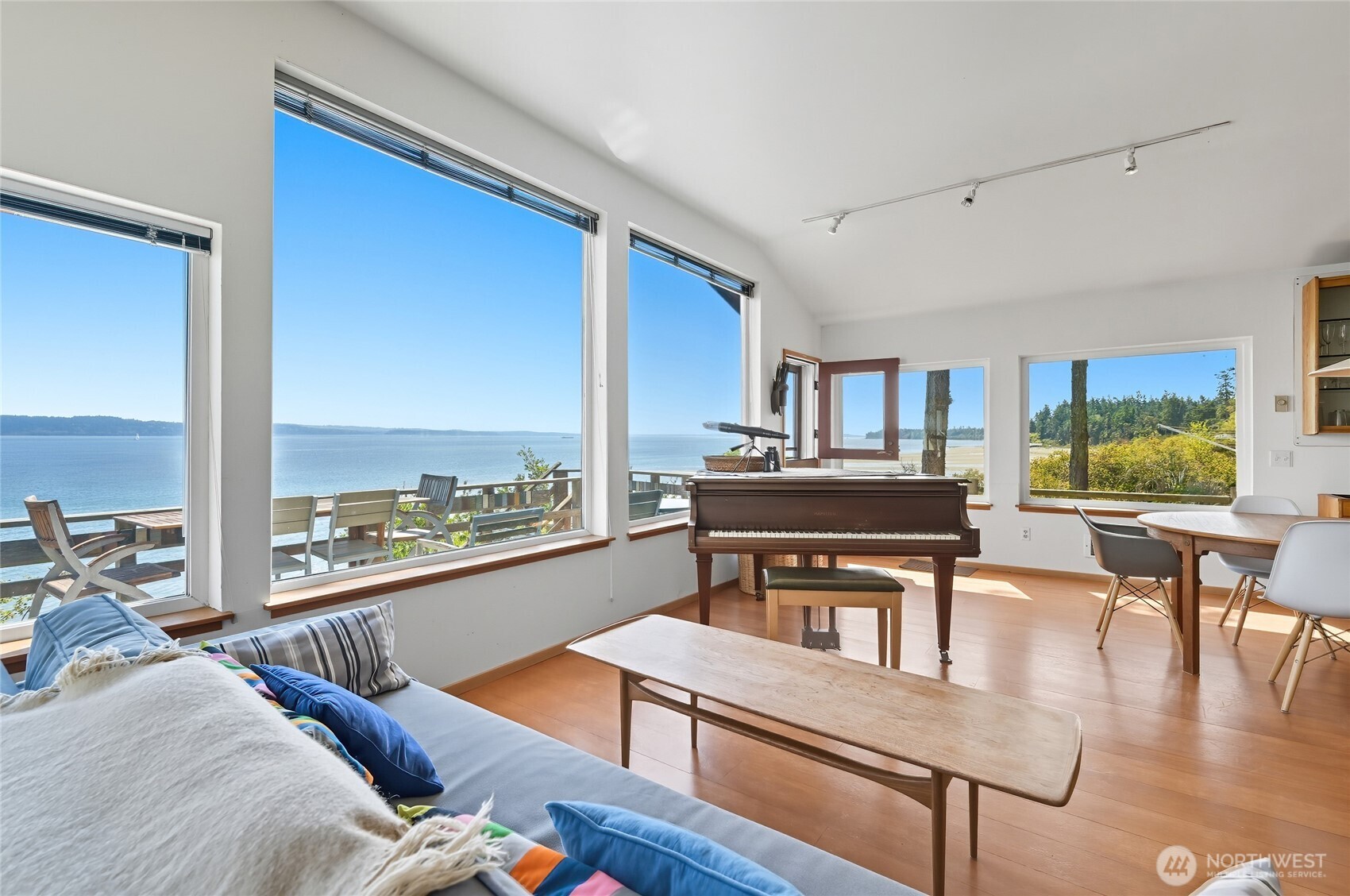 376 Schwartz Road , Nordland, WA 98358