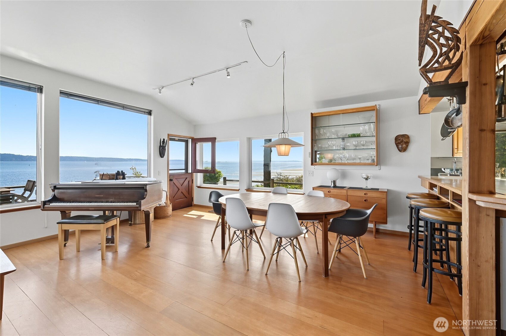 376 Schwartz Road , Nordland, WA 98358