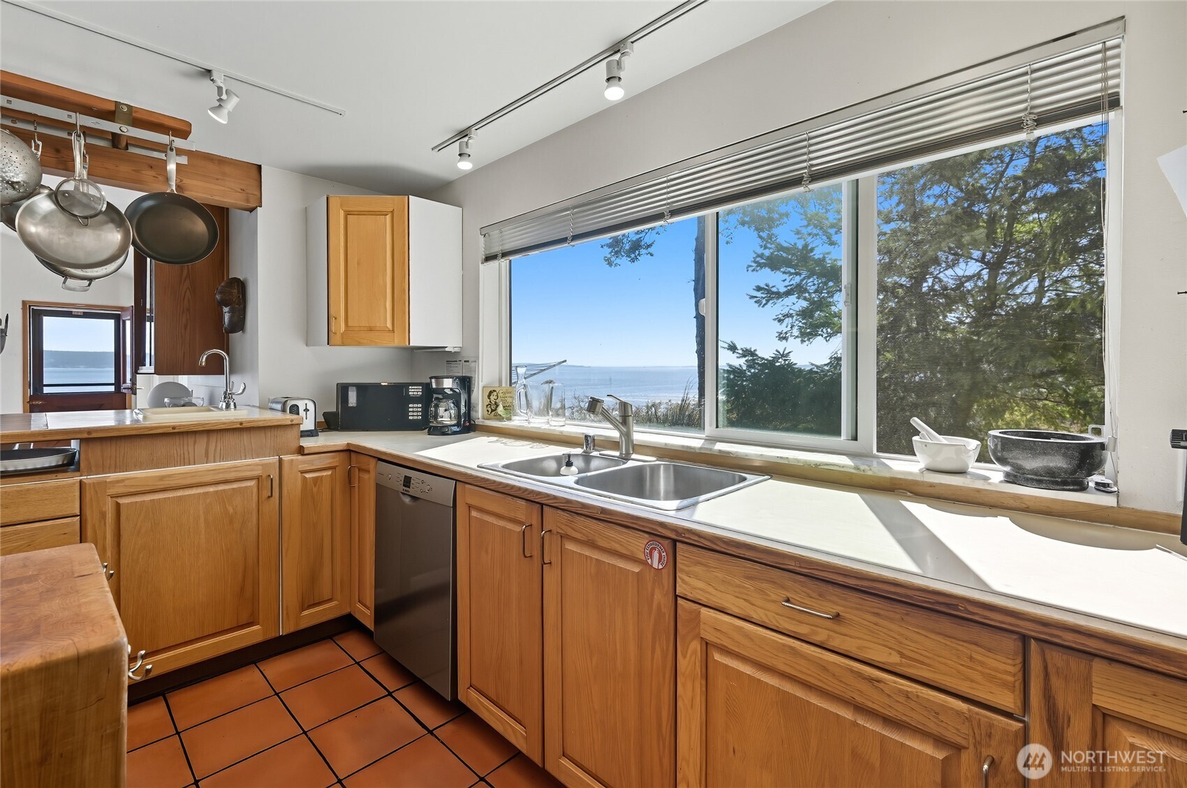 376 Schwartz Road , Nordland, WA 98358