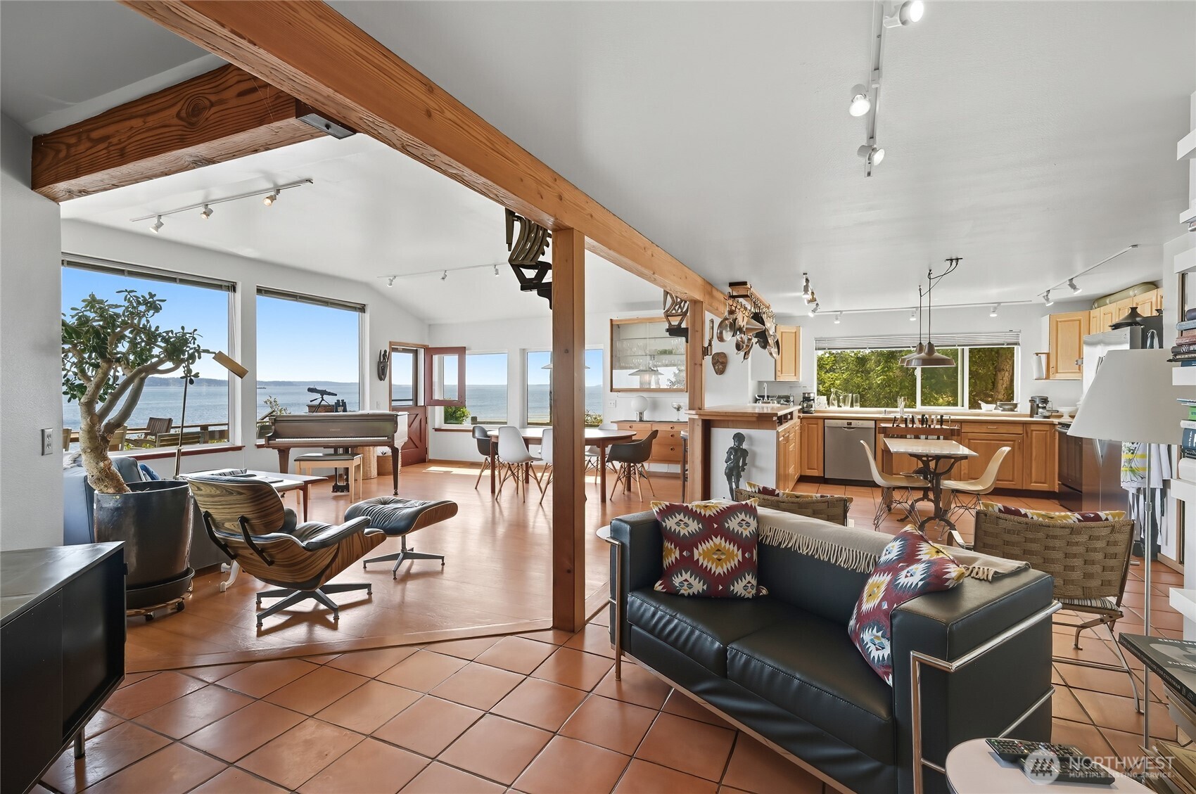 376 Schwartz Road , Nordland, WA 98358