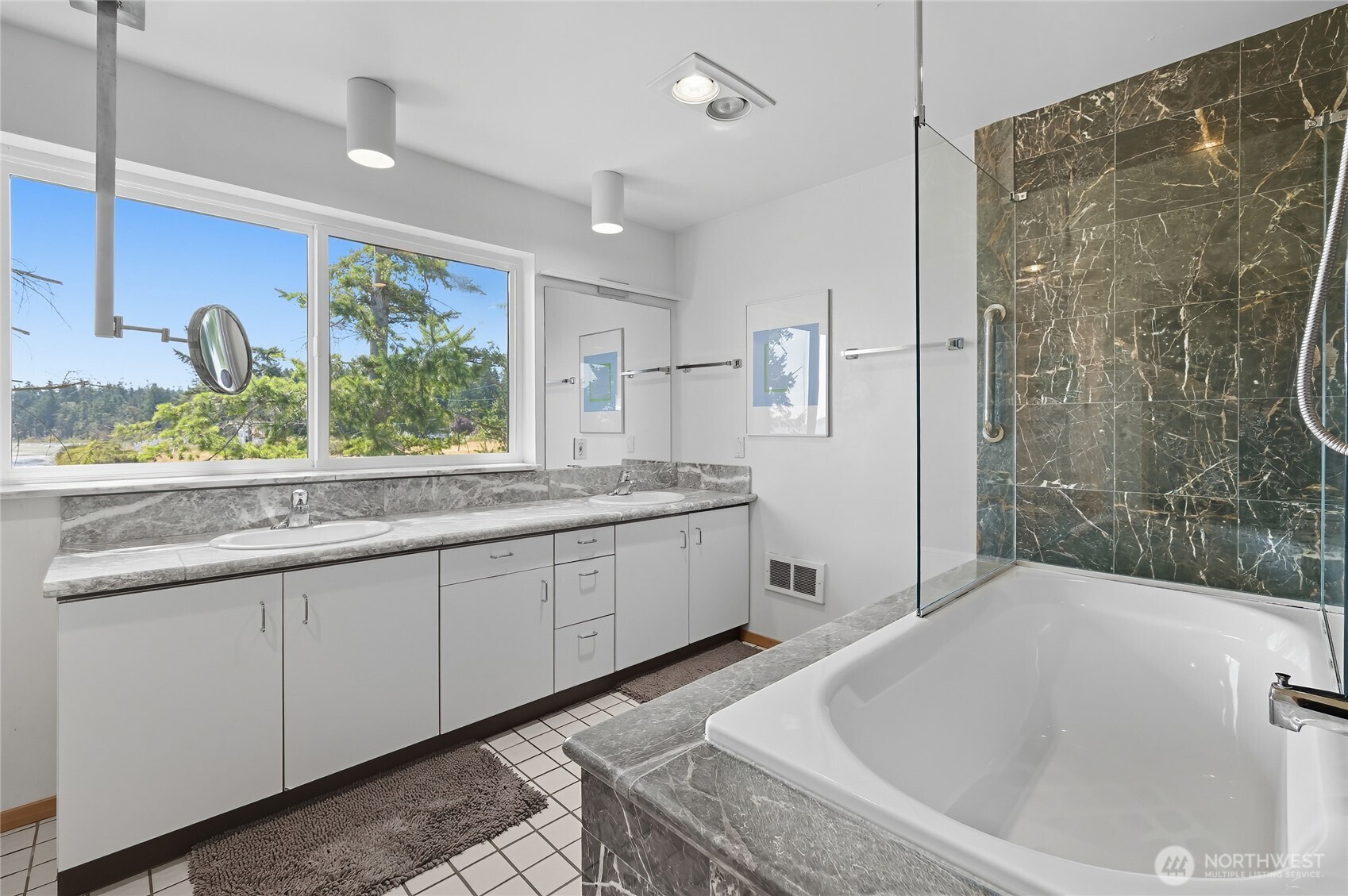 376 Schwartz Road , Nordland, WA 98358