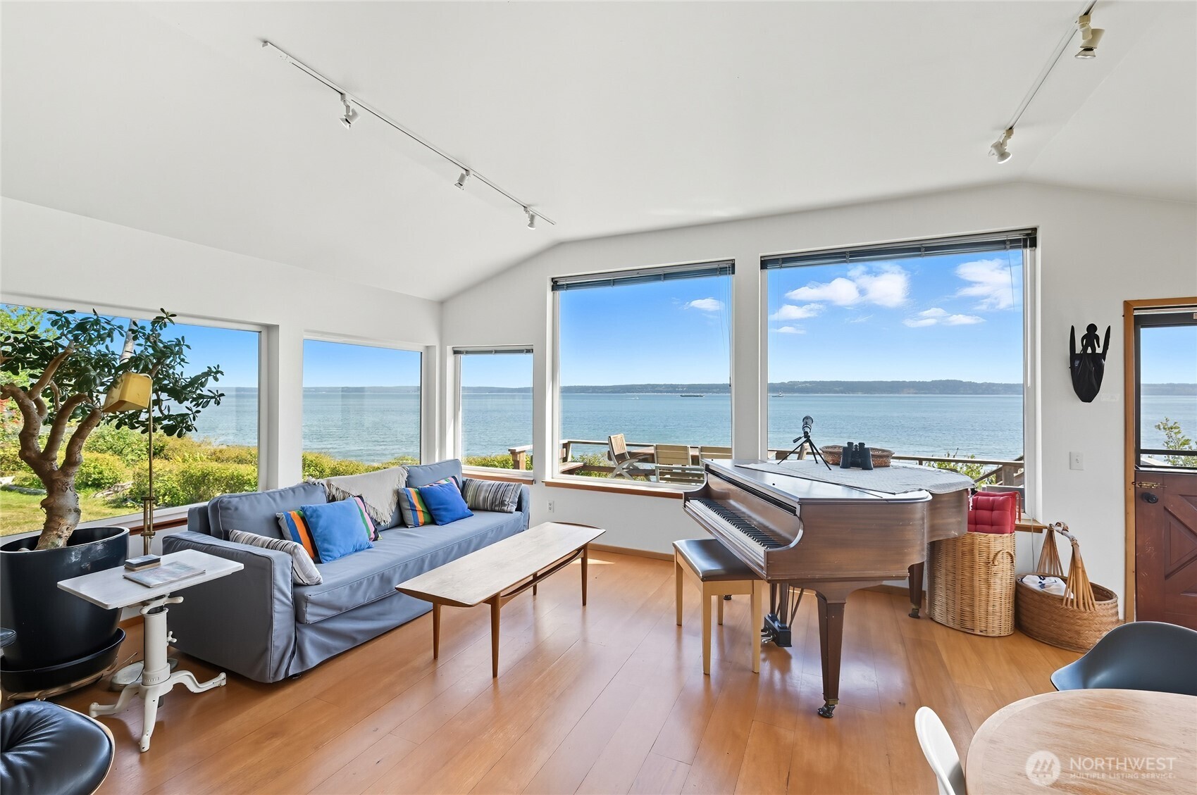 376 Schwartz Road , Nordland, WA 98358