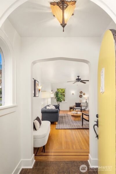 5728 34th Avenue NE, Seattle, WA 98105 - Photo 2