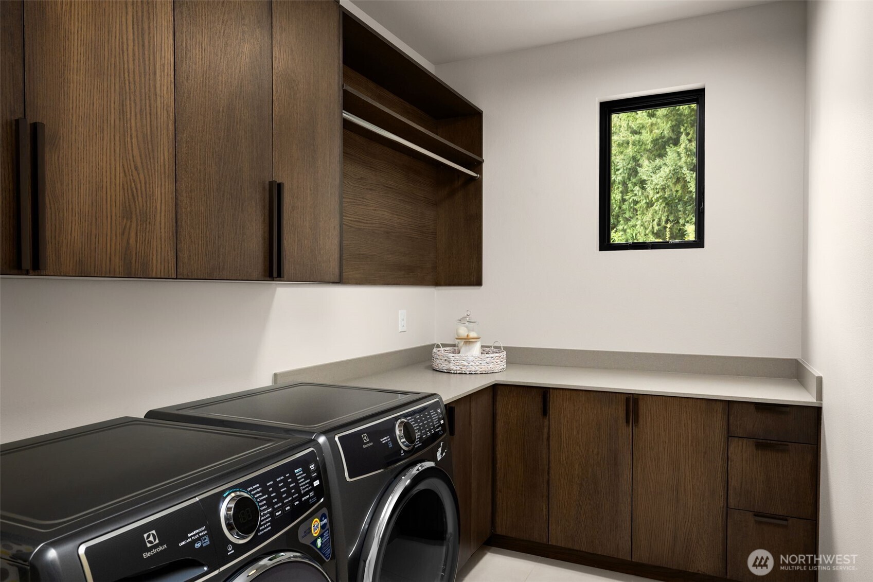 1215 96th Avenue SE, Bellevue, WA 98004