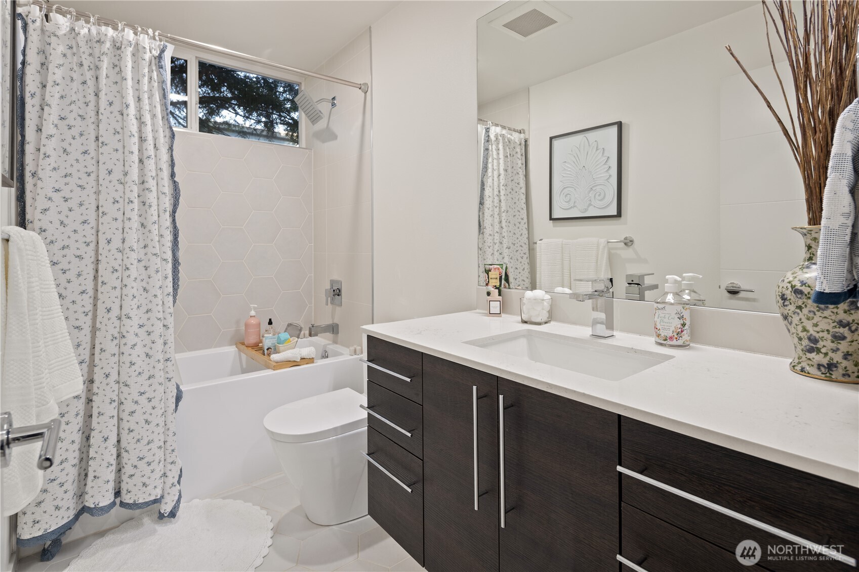 9242 A 17th Avenue SW, Seattle, WA 98106