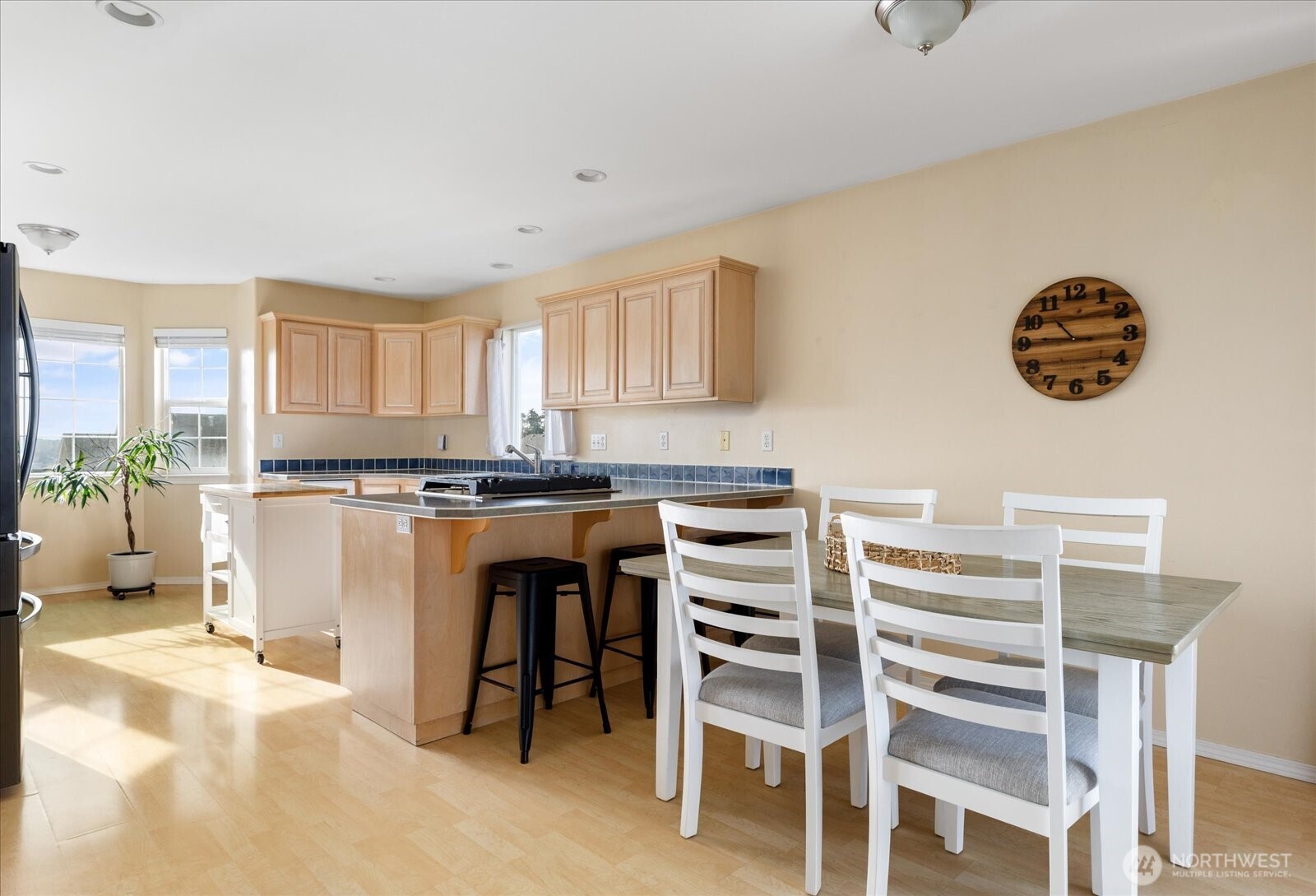 387 SW Stroops Drive , Oak Harbor, WA 98277