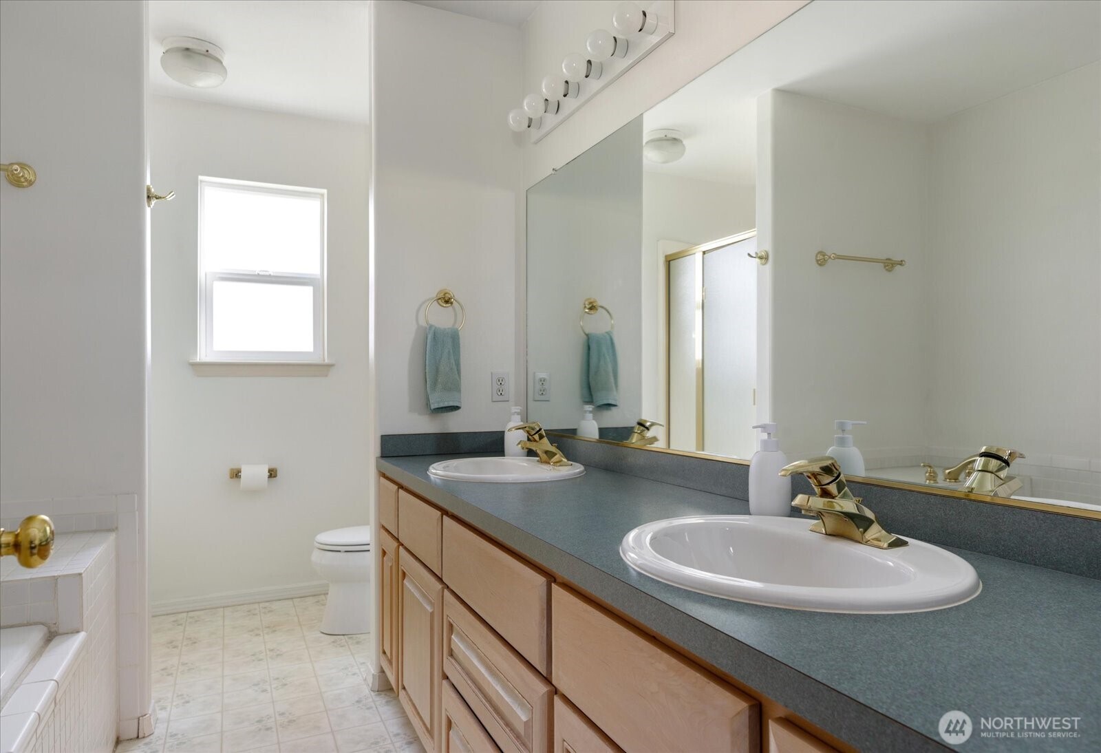 387 SW Stroops Drive , Oak Harbor, WA 98277