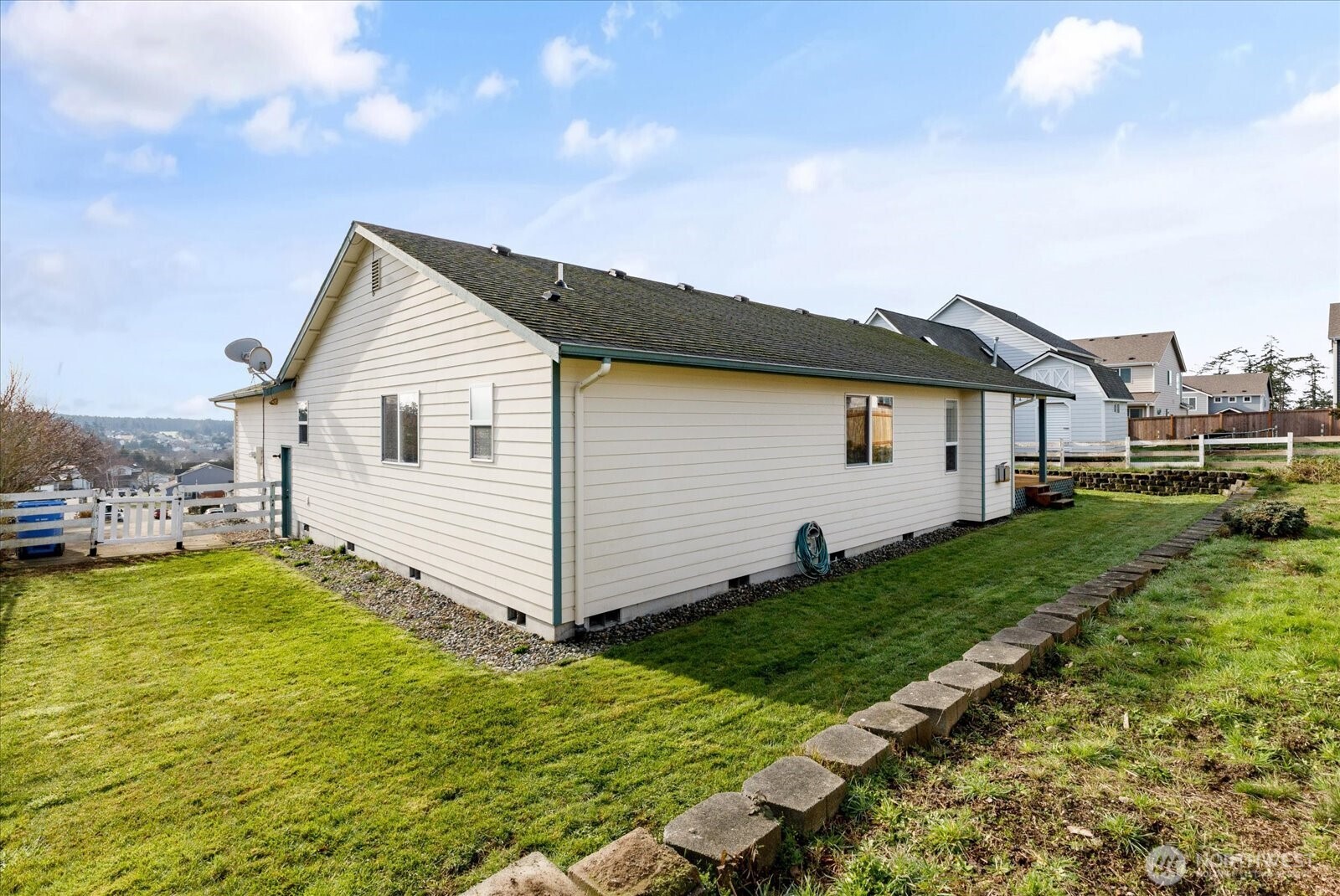 387 SW Stroops Drive , Oak Harbor, WA 98277